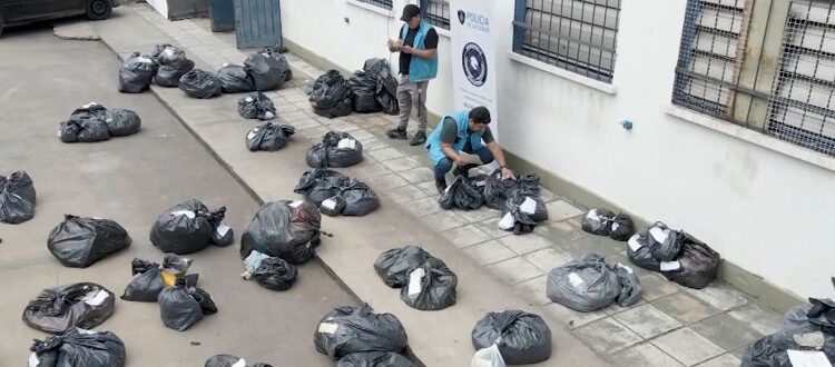 La Policía de la Ciudad entregó en Bahía Blanca mercadería secuestrada en allanamientos