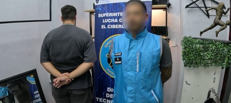 Cayó “El Patrón de la ropa trucha” tras operativos en Caballito y Once, donde además incautaron miles de accesorios