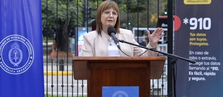 Patricia Bullrich presentó la Línea *910 para bloquear celulares robados en todo el país
