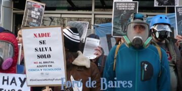 Científicos del CONICET marcharon contra la motosierra de Javier Milei