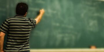En Argentina, solo el 7,4% de las adolescentes de bajo nivel socioeconómico alcanza aprendizajes mínimos en Matemática