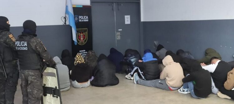 Mega operativo con más de 30 allanamientos: La Policía de la Ciudad detuvo a los integrantes de la banda de los «Robamotos»