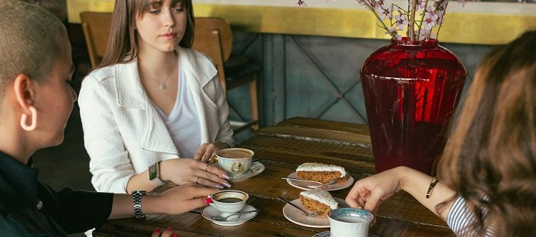 El café negro también habla sobre las relaciones humanas