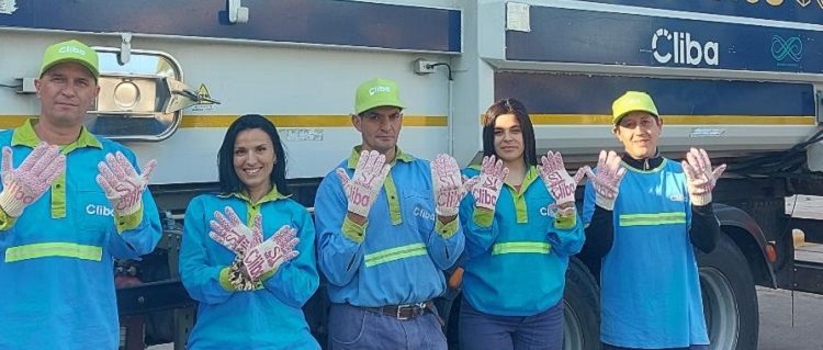 Benito Roggio Ambiental presenta «Guantes rosas como símbolo de apoyo al Octubre Rosa»