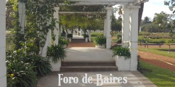 Entrada al Jardín de Rosas y a la Pérgola del Lago en el Rosedal de Palermo, una mañana de Octubre