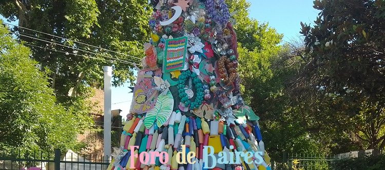 En Plaza «Inmigrantes de Armenia» armaron el árbol de Navidad que cuenta una historia