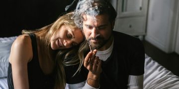 Prefiero estar tirado en la cama fumando un porro a casarme y tener hijos