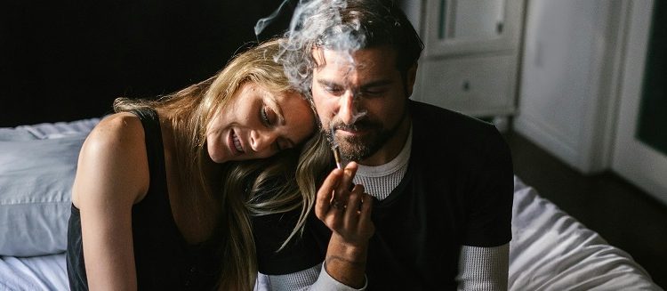 Prefiero estar tirado en la cama fumando un porro a casarme y tener hijos