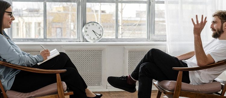 Estudio revela que los gestos pesan más que las palabras a la hora de sentirse aceptado o rechazado en el diálogo