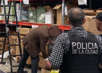 La Policía de la Ciudad desbarató una red que vendía mercadería de contrabando y secuestró celulares, perfumes, artículos electrónicos y ropa