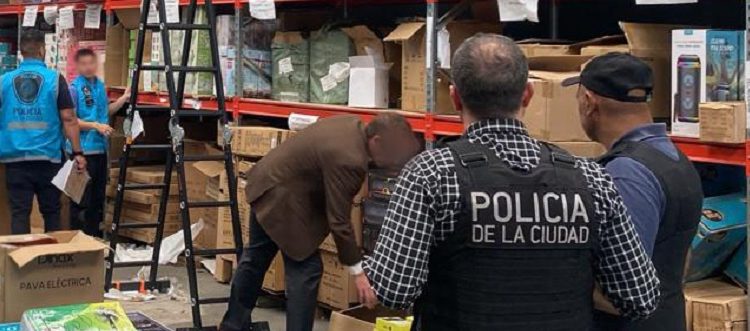 La Policía de la Ciudad desbarató una red que vendía mercadería de contrabando y secuestró celulares, perfumes, artículos electrónicos y ropa