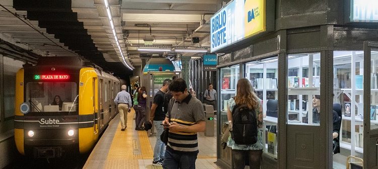 Llegó BiblioSubte, la primera biblioteca pública en la red de subterráneos porteña