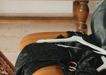 ¿Qué significado tiene acumular ropa en las sillas?