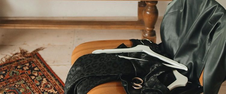 ¿Qué significado tiene acumular ropa en las sillas?