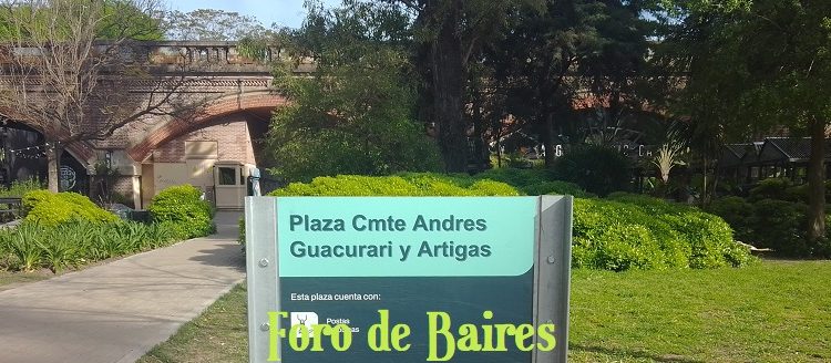 La Plaza Comandante Andrés Guacurari y Artigas se ubica en el corazón del Parque Tres de Febrero