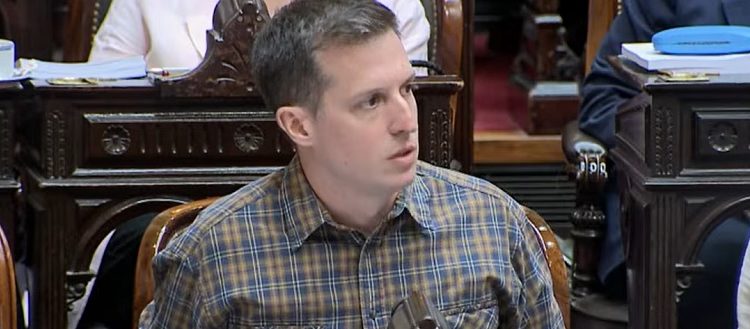 El oficialismo aprobó en Diputados la reforma laboral en una sesión tensa y marcada por escándalos