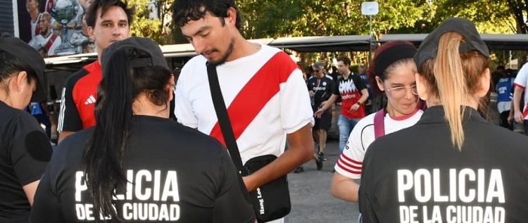Operativos de la Ciudad en River, Huracán y Vélez: 41 trapitos demorados, más de 500 actas y la captura de un prófugo por abuso sexual