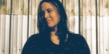 Aretha Tillotson, bajista y compositora, presenta su nuevo material discográfico «Un poco hacia el oeste»