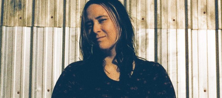 Aretha Tillotson, bajista y compositora, presenta su nuevo material discográfico «Un poco hacia el oeste»