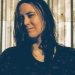 Aretha Tillotson, bajista y compositora, presenta su nuevo material discográfico «Un poco hacia el oeste»