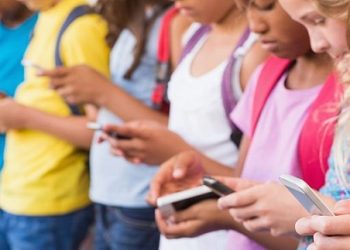 El Gobierno porteño prohíbe el uso de celulares durante clases en la escuela secundaria