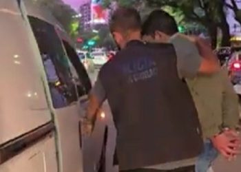 Gracias al Anillo Digital, la Policía de la Ciudad detuvo a dos chilenos indocumentados que abrieron un vehículo con un inhibidor y robaron pertenencias