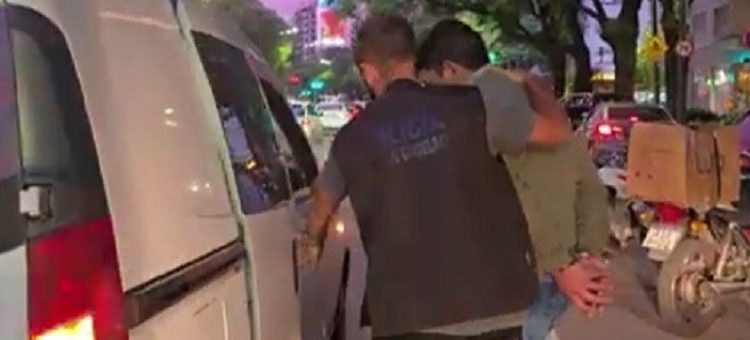 Gracias al Anillo Digital, la Policía de la Ciudad detuvo a dos chilenos indocumentados que abrieron un vehículo con un inhibidor y robaron pertenencias