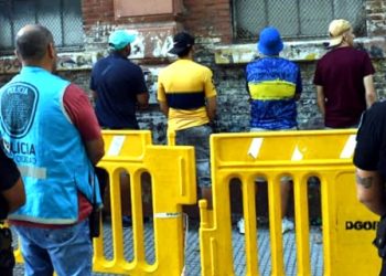 Detuvieron a un hombre que circulaba en un auto con patente melliza y capturaron a cuatro hombres por robo