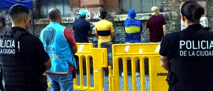 Detuvieron a un hombre que circulaba en un auto con patente melliza y capturaron a cuatro hombres por robo