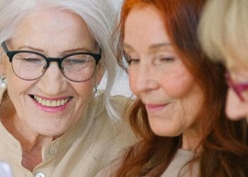 Cada vez más mujeres mayores están optando por una forma distinta de envejecer: compartir casa con otras mujeres