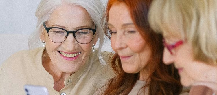Cada vez más mujeres mayores están optando por una forma distinta de envejecer: compartir casa con otras mujeres