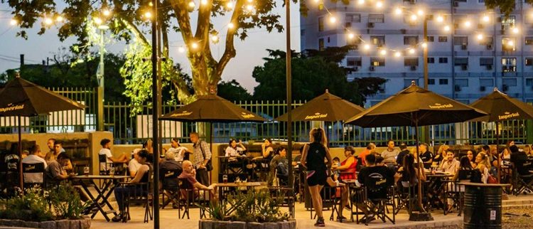 El Patio de los lecheros, un viaje bajo techo, y el Smart Plaza Patio Parque Patricios, un recorrido a cielo abierto