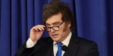 Desde que asumió Javier Milei, el salario mínimo perdió casi 40 puntos frente a la inflación