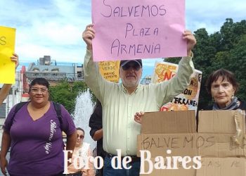 Abrazo solidario en Plaza «Inmigrantes de Armenia» contra el avance del estacionamiento subterráneo: «La plaza no se corta»