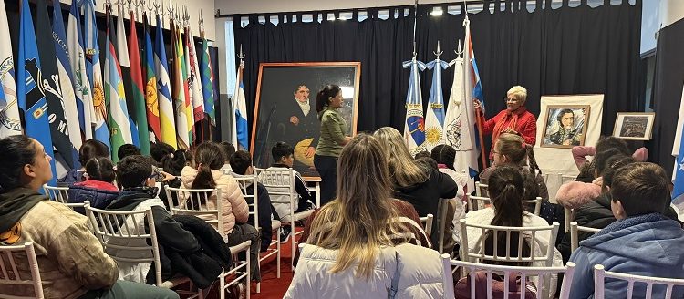 Las escuelas ya pueden reservar de manera simple las visitas al Salón de Banderas de la Ciudad