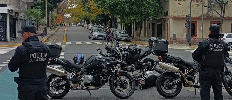 La Policía de la Ciudad detuvo a dos motochorros vinculados a cinco robos: uno tenía varios antecedentes y un pedido de captura