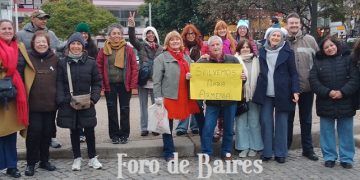 A pesar de la llovizna y el frío, los vecinos de Palermo marcharon sobre la plaza «Inmigrantes de Armenia»