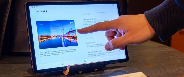 Las pantallas ya no son solo entretenimiento: muchas familias las necesitan para poder trabajar y cuidar a sus hijos