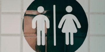Cuando la vergüenza bloquea las acciones: «No quiero ir al baño porque siento pudor ante mi pareja»