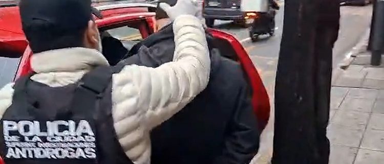 La Policía de la Ciudad detuvo en Balvanera a un chileno con antecedentes y más de 3 kilos de pasta base ocultos en cestas de flores