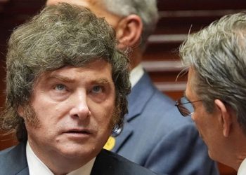 La aprobación de la gestión de Milei cae al 31,4%, casi 6 de cada 10 desaprueban su gestión y ningún opositor lo capitaliza