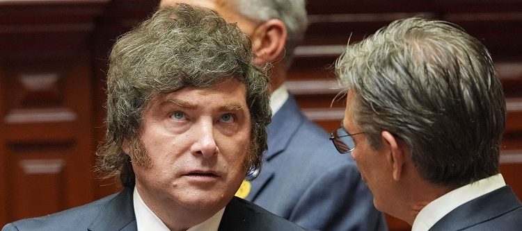 La aprobación de la gestión de Milei cae al 31,4%, casi 6 de cada 10 desaprueban su gestión y ningún opositor lo capitaliza
