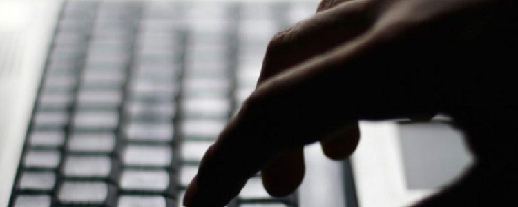 Cibercrimen: Publicación de fotos íntimas.Configuración del celular. Acceso a datos privados