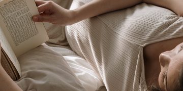Leer antes de dormir puede ser una buena idea a la hora de pensar en relajarse