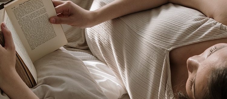 Leer antes de dormir puede ser una buena idea a la hora de pensar en relajarse