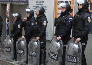 Tras el decreto de Jorge Macri, la Ciudad clausuró en Once una galería y 10 cuevas de celulares robados