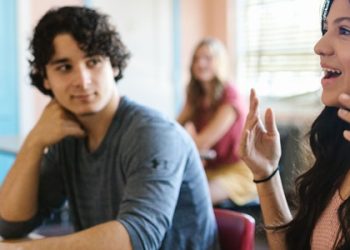 Faltar a clase puede pesar tanto como el origen socioeconómico