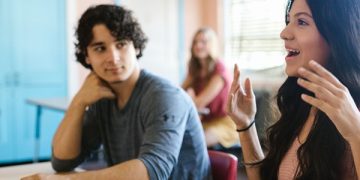 Faltar a clase puede pesar tanto como el origen socioeconómico