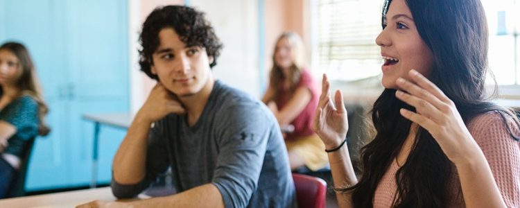 Faltar a clase puede pesar tanto como el origen socioeconómico