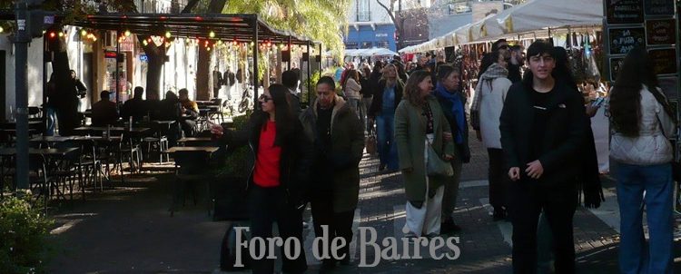 La Plazoleta Julio Cortàzar es un punto comercial que une esquinas